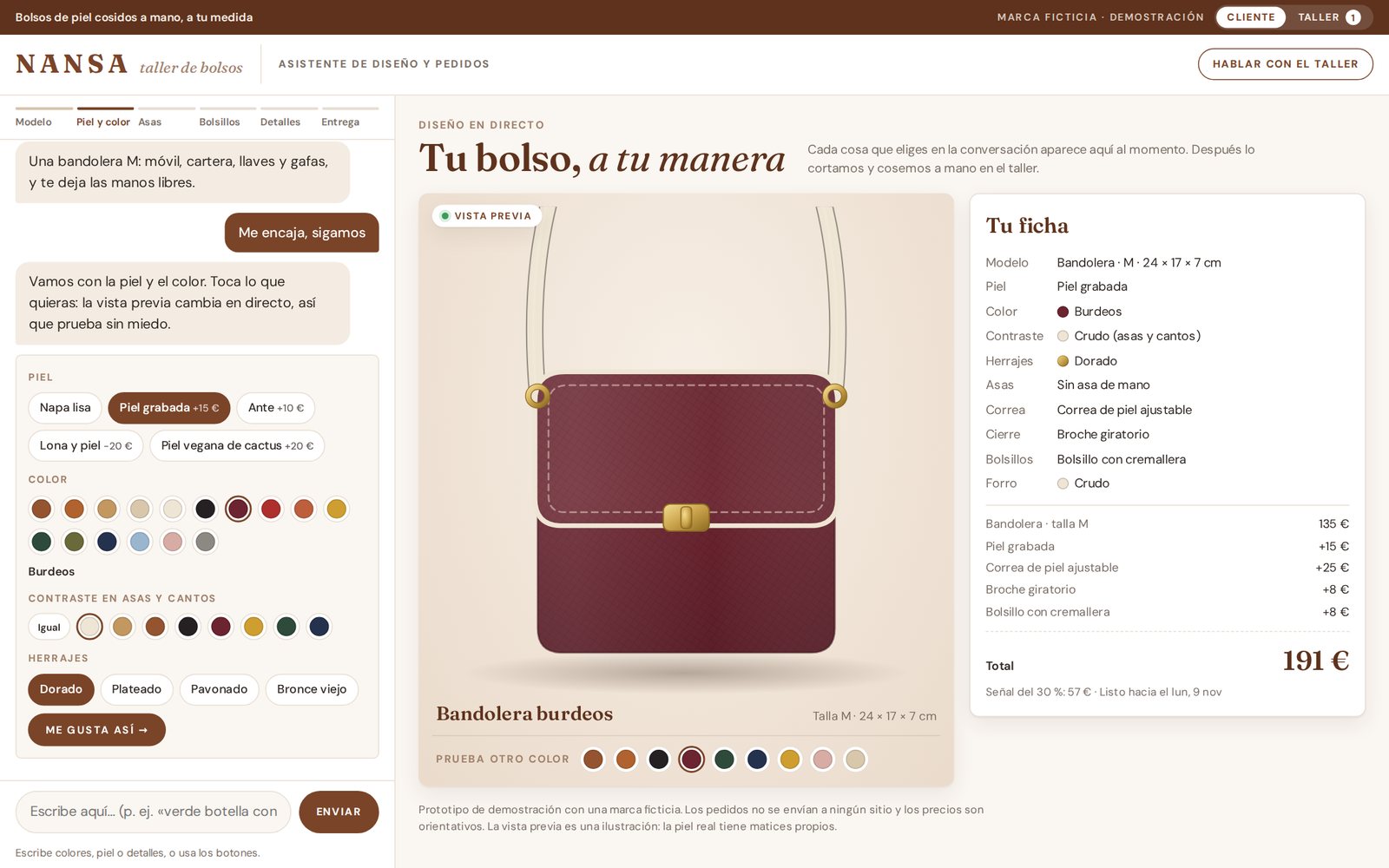 Asistente de ventas con IA para un taller de bolsos a medida: a la izquierda la conversación con opciones de piel, color, contraste y herrajes; a la derecha la vista previa de una bandolera burdeos y su ficha con el precio total